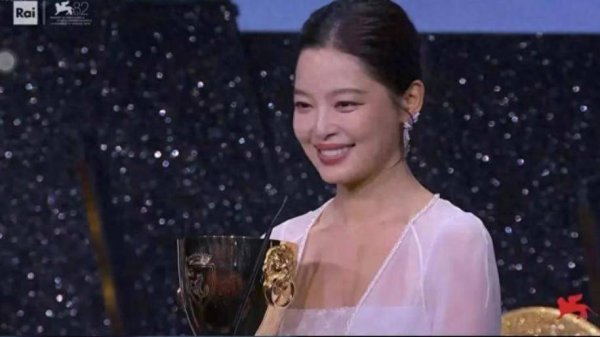 迪时策略 新“四大花旦”出炉：唐嫣刘诗诗出局，杨幂稳坐，85花榜首另有其人